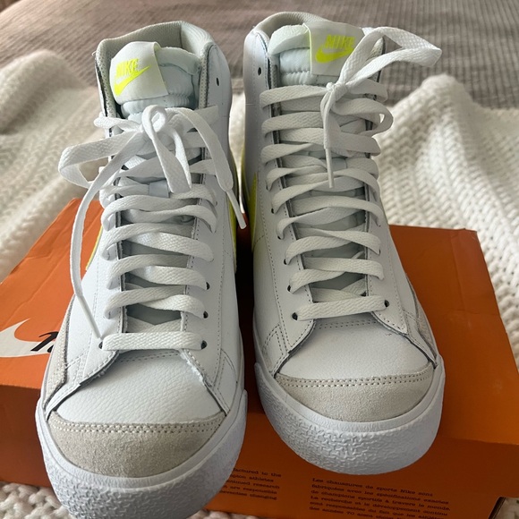 WMNS NIKE BLAZER MID '77 Lemon Venom SIZE 11 Like New! - Picture 4 of 5